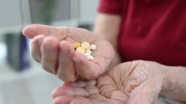 薬を服用するシニア女性 — ストック動画