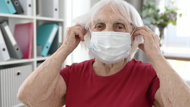 Senior kvinna bär mask — Stockvideo