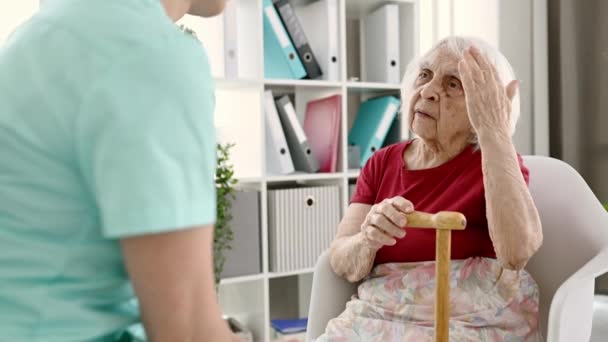 Starszy kobieta i pielęgniarki — Wideo stockowe