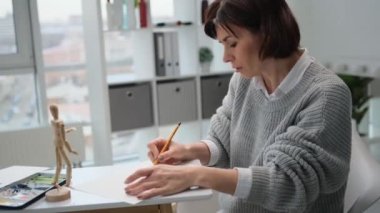 Kalemle çizen kadın