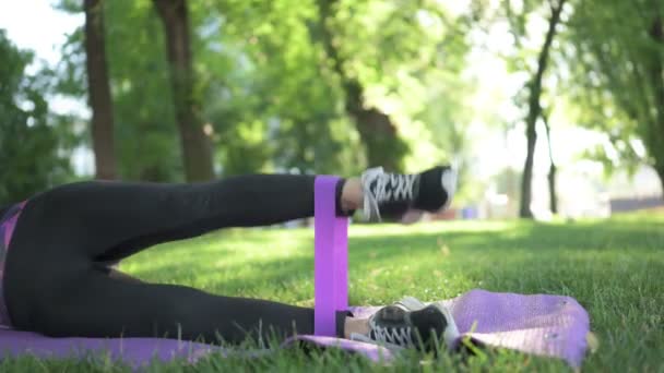 Menina se exercitando com elástico — Vídeo de Stock