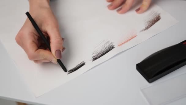 Frau zeichnet mit Bleistift — Stockvideo