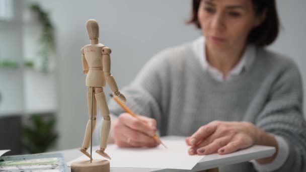 Rysunek kobiety z ołówkiem — Wideo stockowe
