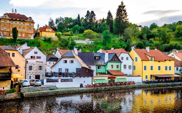 Schöne Aussicht auf Fluss und alte Gebäude auf dem grünen Waldhügel — Stockfoto