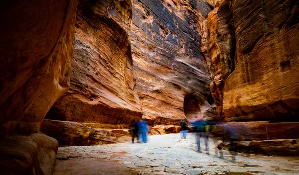 Grupp av turister mellan klippor, Jordanien — Stockfoto