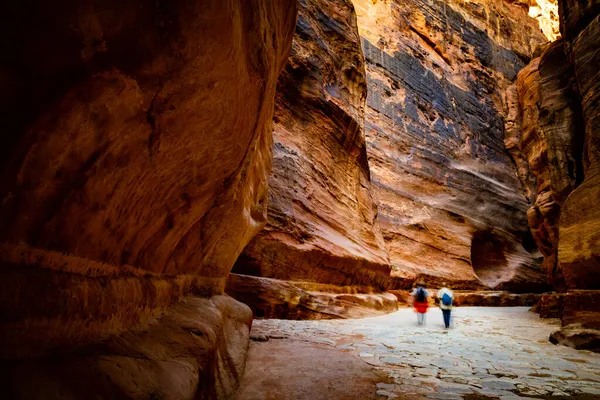 Grupp av turister mellan klippor, Jordanien — Stockfoto