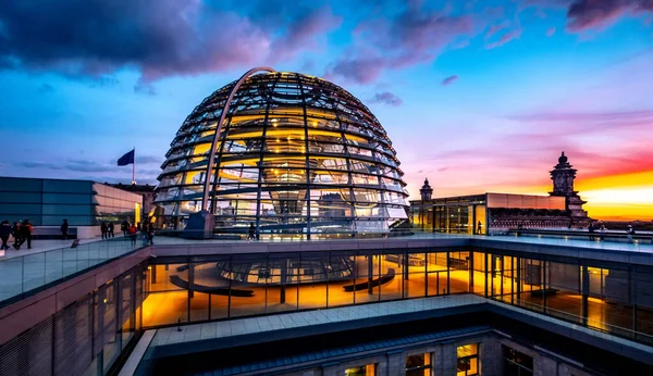 Majestuosa cúpula del Reichstag — Foto de Stock