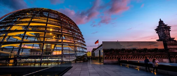 Reichstag nagy üveg kupola — Stock Fotó
