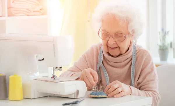 Preciosa mujer anciana cosiendo — Foto de Stock