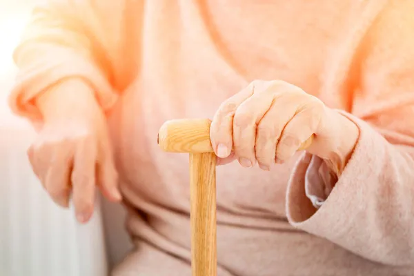 Mano envejecida con bastón — Foto de Stock