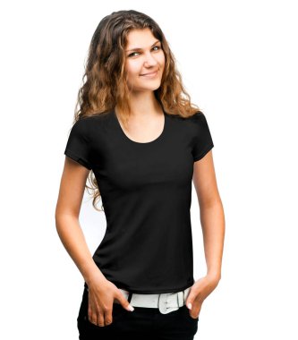 Siyah tişörtlü kız.