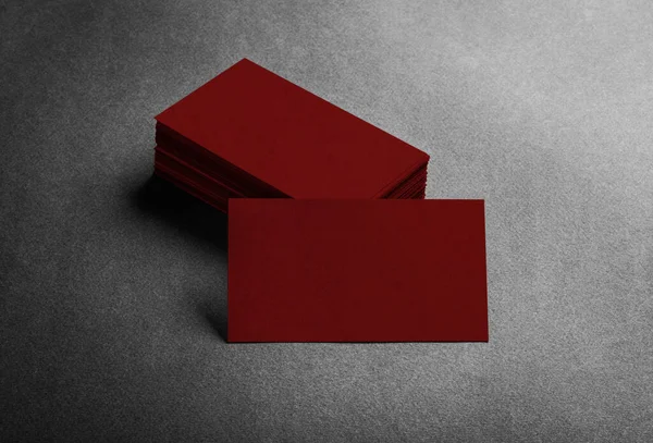 Üres sötét piros névjegykártya szürke háttér felülnézet. — Stock Fotó