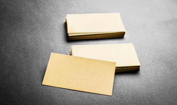 Cartão de visita dourado em branco no fundo cinza — Fotografia de Stock