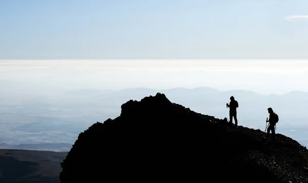 산꼭대기에 있는 등산객들의 실루엣 — 스톡 사진