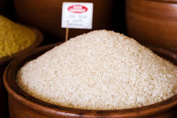 Куча сырого риса в миске — стоковое фото