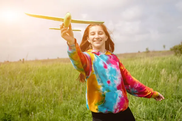 Oyuncak uçakla oynayan çocuk — Stok fotoğraf