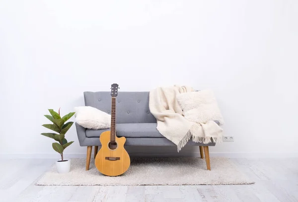 Sofá con almohadas en el interior de la habitación de luz —  Fotos de Stock