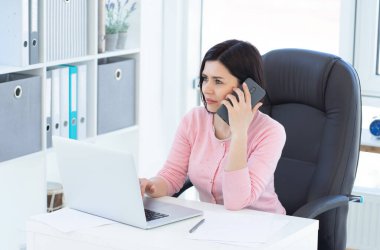 güzel bir iş kadını telefon kullanma