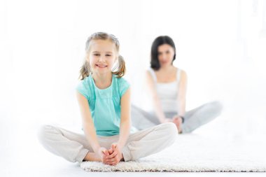 Spor yapan tatlı küçük kız.