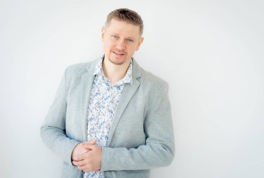 Gri ceketli güzel adam