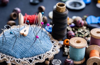 İğneler, eski iplikler ve boncuklar.