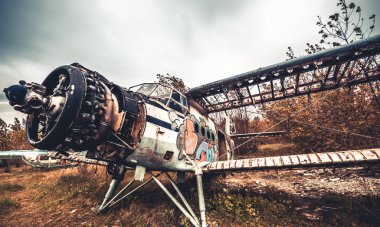 Terk edilmiş uçak havaalanında.