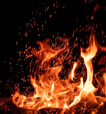Ateşle yanan kıvılcımlar