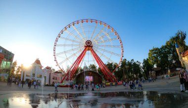 Kharkiv 'deki Gorky Park' ın merkez meydanı.