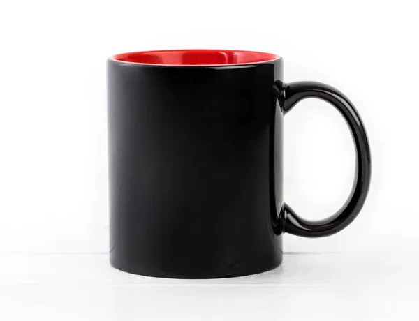 Taza negra en blanco con rojo —  Fotos de Stock