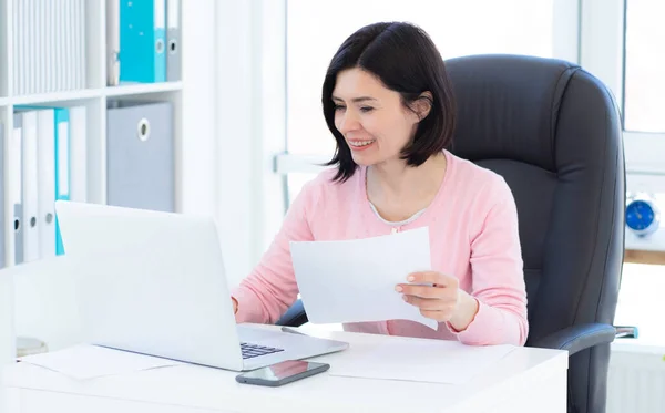 Vrouw werkzaam in licht kantoor — Stockfoto