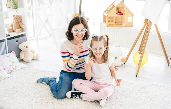 Dívka a matka drží hůl brýle — Stock fotografie