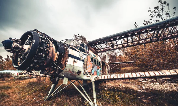 Avião abandonado no aeródromo — Fotografia de Stock