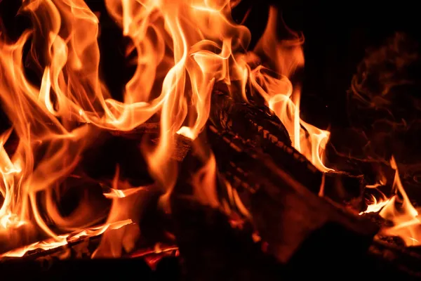 Brännande eld på svart bakgrund — Stockfoto