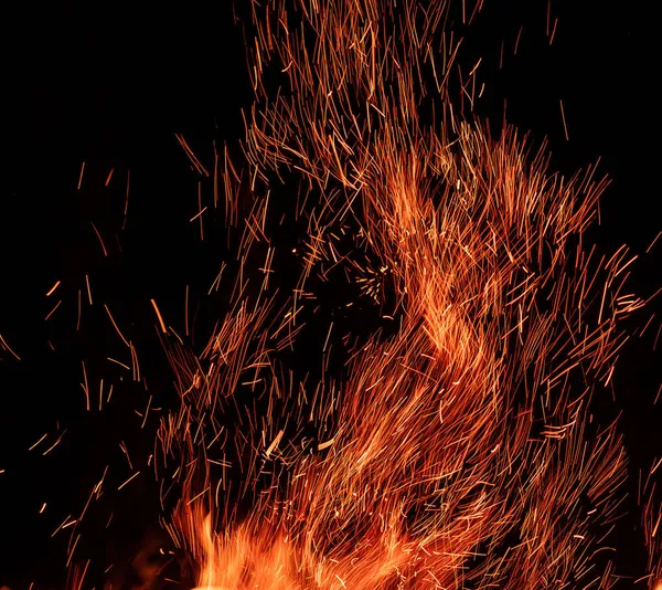 Dispersão de faíscas de fogo — Fotografia de Stock