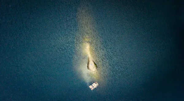 Isla en medio del lago Synevir — Foto de Stock