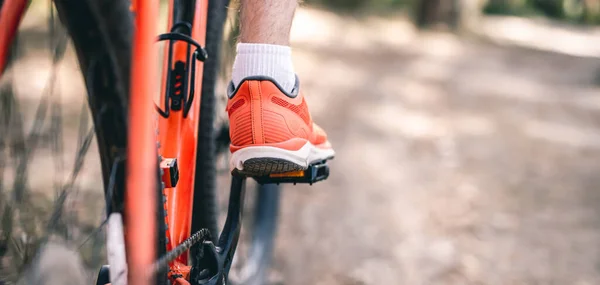 Benställning i sneaker på cykelpedal — Stockfoto