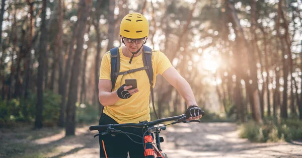 Ciclista percorso di controllo su smartphone — Foto Stock