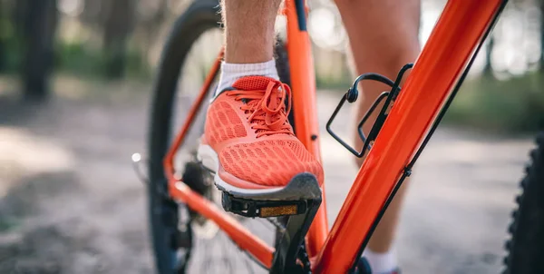Ноги людини в кросівках їзда на велосипеді — стокове фото