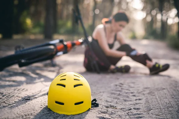 Capacete de proteção na estrada da floresta — Fotografia de Stock