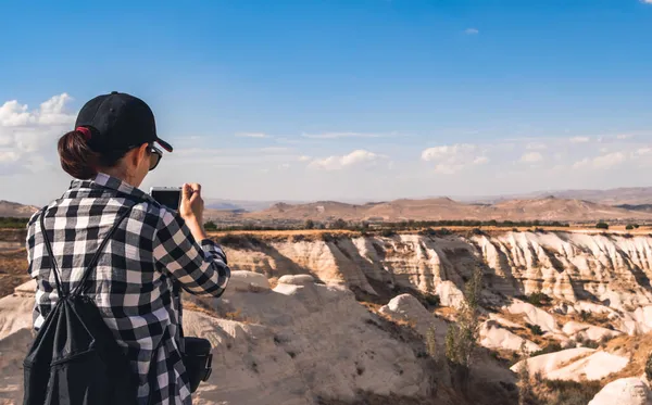 Turismo fotografiando cañón en Capadocia, Turquía — Foto de Stock