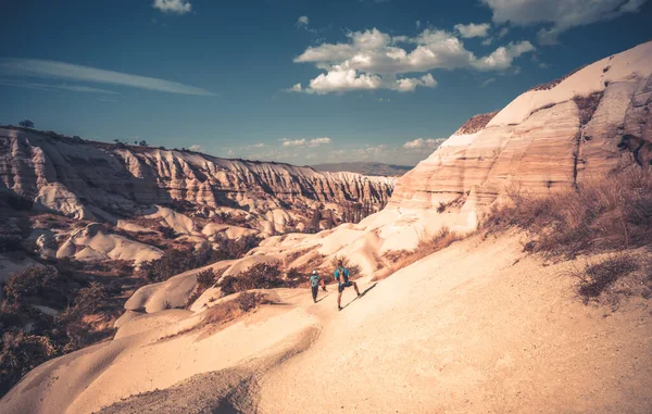 Tourists trekking to canyon in Cappadocia — Stock Photo, Image
