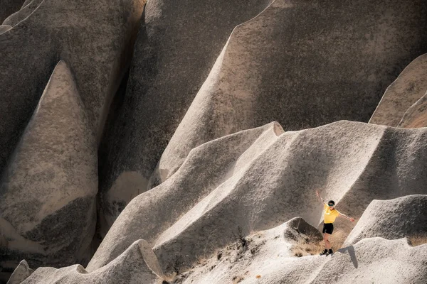 Женщина-туристка, стоящая на каменистой горе — стоковое фото