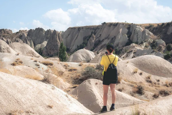 Mujer fotografiando paisaje en Capadocia, Turquía —  Fotos de Stock