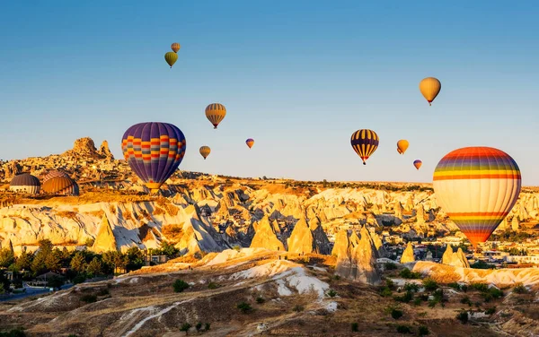 Kapadokya, Türkiye üzerinde sıcak hava balonları