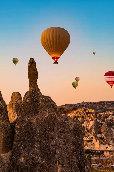 Varm luft ballonger i solnedgången himlen — Stockfoto