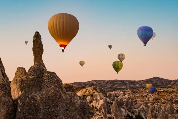 Kapadokya, Türkiye 'de sıcak hava balonları — Stok fotoğraf