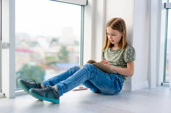 Preteen女の子とともに本 — ストック写真