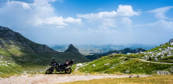 Motocicleta en las montañas —  Fotos de Stock