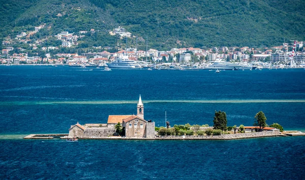 Eiland Lady van de rotsen in Montenegro — Stockfoto