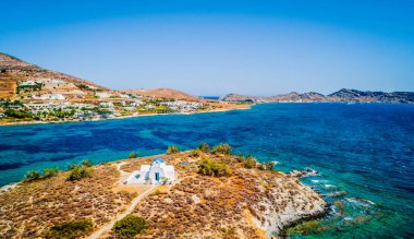 Deniz kenarındaki küçük, bembeyaz bir ortodoks kilisesi, hava manzarası.